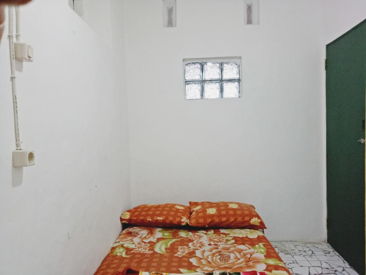 Griya Backpacker Pak Yon Bed & Breakfast Маланг Екстериор снимка