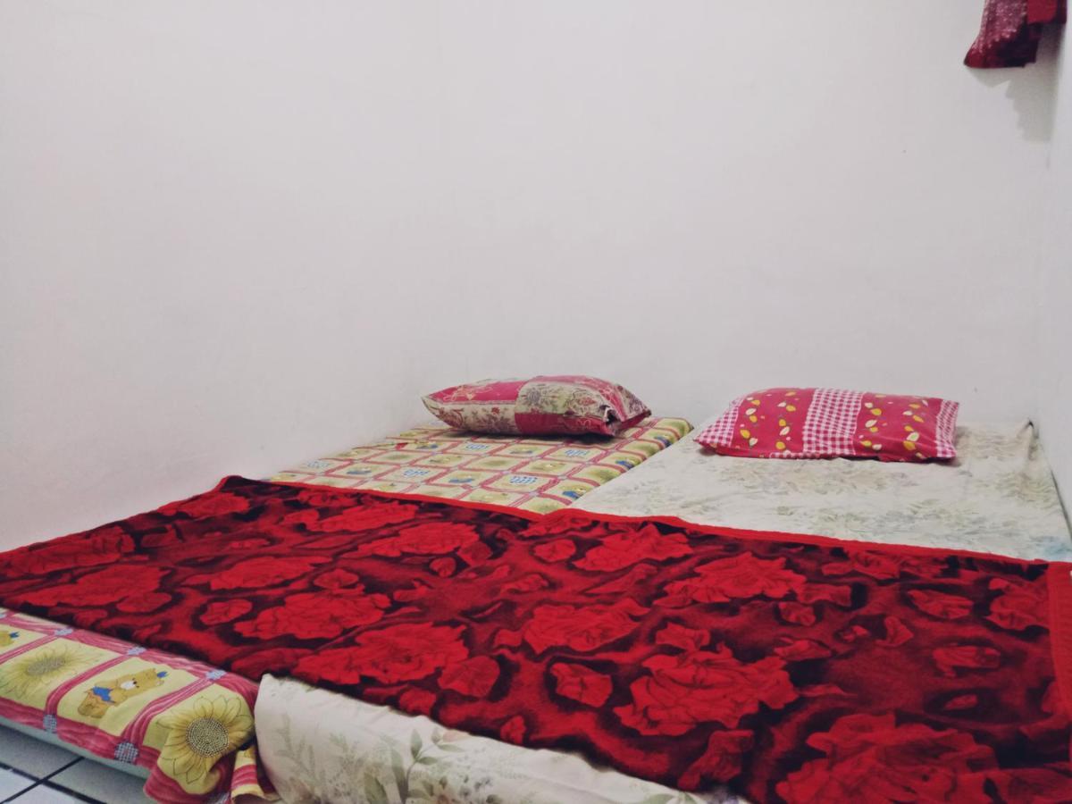 Griya Backpacker Pak Yon Bed & Breakfast Маланг Екстериор снимка